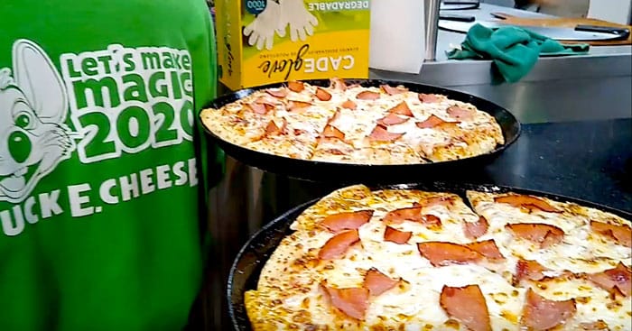 Pizzas en Chuck E. Cheese Satélite