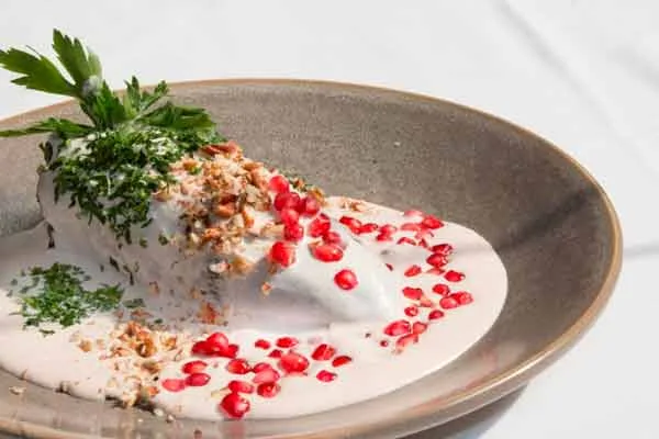 La Mansión crea una experiencia de chile en nogada con Mezcal Amores
