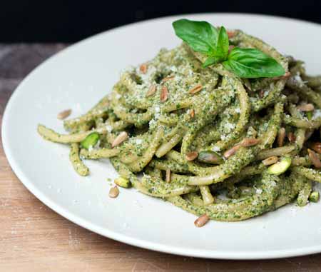 Fideos de pesto con pistache
