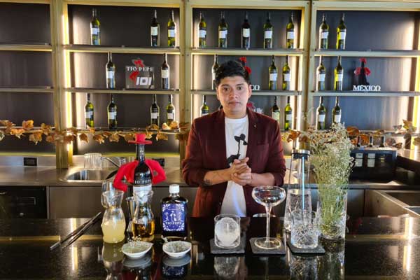 Bartender mexicano compite con los mejores en Tío Pepe 101