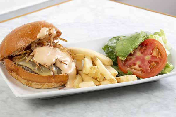 Hamburguesa fondue-chipotle, platillo clásico con un toque francés 1 Hamburguesa fondue-chipotle, platillo clásico con un toque francés