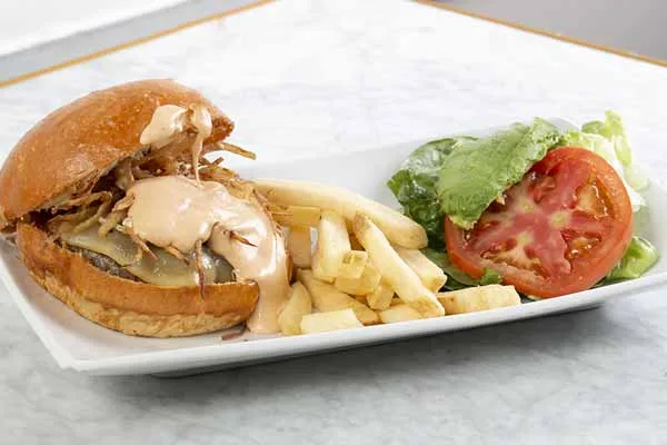 Hamburguesa fondue-chipotle, platillo clásico con un toque francés