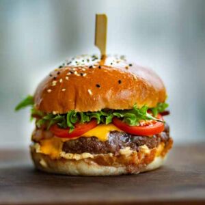 Marida tus botanas del Super Bowl LVI con un vino mexicano 2 hamburguesas vino mexicano