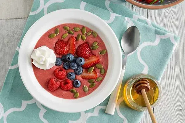 Esta primavera refréscate con un rico Smoothie Bowl de Frutos Rojos