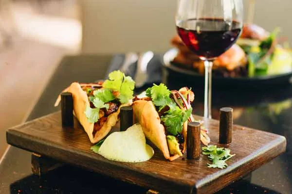 Tacos y vino tinto, un maridaje para los que buscan sabores originales