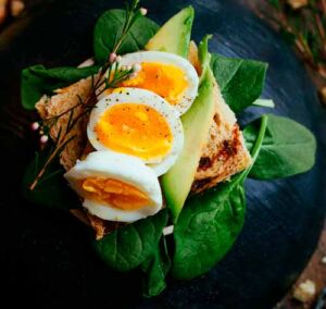 toast de huevo con aguacate