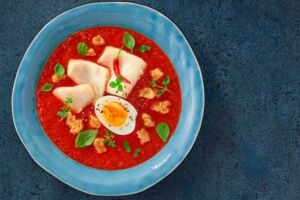 Sopa de tomate con bacalao noruego