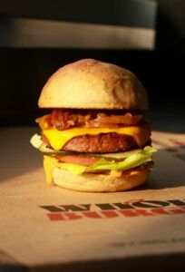 Wholy Burger, la hamburguesería plant-based creada por Better Balance y Mora Mora 2 hamburguesa Wholy Burger