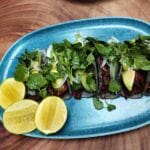 Taquitos de chamorro en salsa negra