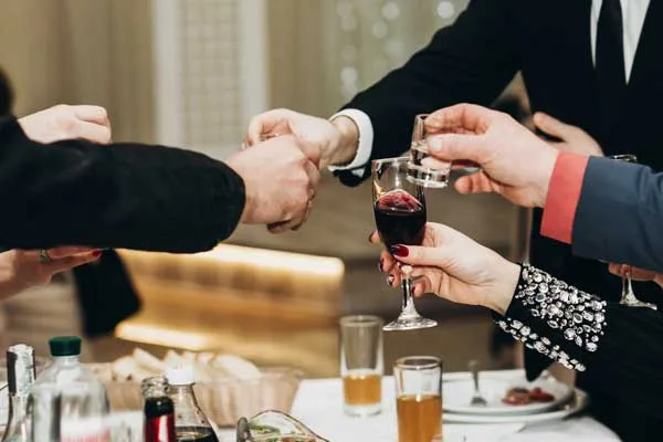 Papás mexicanos hacen su celebración con tequila, whisky y cerveza