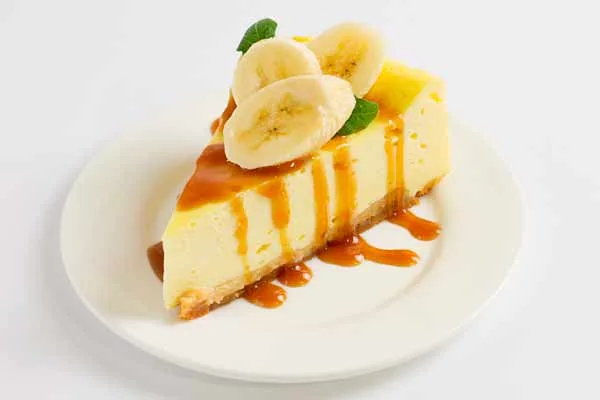 Disfruta del Día del Cheesecake con una versión original de plátano con dulce de leche