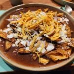 Felicia, una propuesta culinaria moderna y accesible en la colonia Juárez 2 Chilaquiles en salsa de frijol