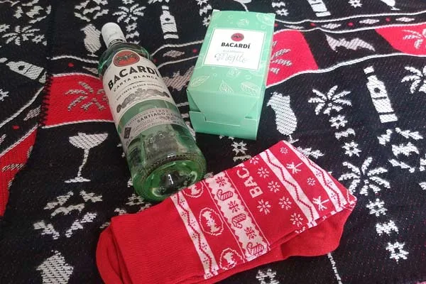 Bacardí viste la Navidad con su Ugly Poncho y otros artículos de colección