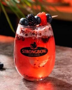 cóctel con Strongbow Red Berries