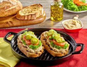 tosta de hummus con vegetales