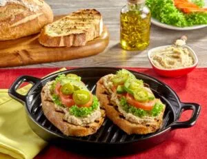 tosta de hummus con vegetales