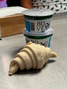 Bové y Sr. Croissant realizan colaboración gastronómica para el Mes del Amor 2 croissant con yogurt Bové