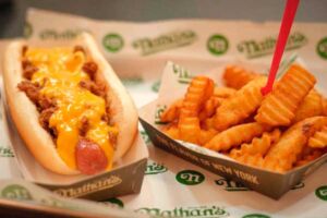 Este Día del Taco Nathan's se rinde ante su poder y le rinde homenaje 2 Nathan's hot dogs