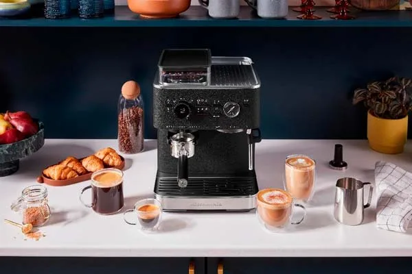 KitchenAid lanza nueva cafetera de Espresso Semi-Automática con molino de café