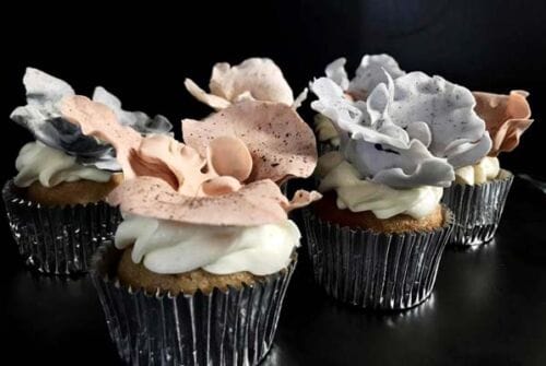 Cupcakes con forma de orquídeas, un original ramo de flores para regalar a mamá