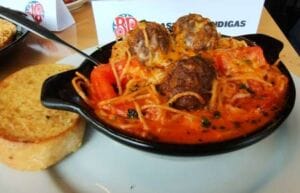 pasta con albóndigas Boston's Pizza