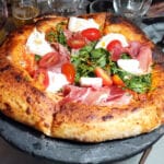 Pizza de queso y prosciutto