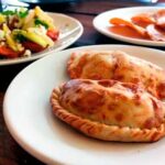 Parrilla Paraíso: Sabores de la Parrilla uruguaya en un jardín urbano 9 Empanadas Uruguayas