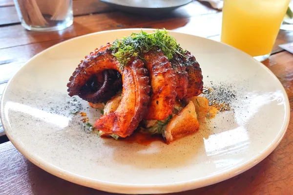 Parrilla Paraíso: Sabores de la Parrilla uruguaya en un jardín urbano