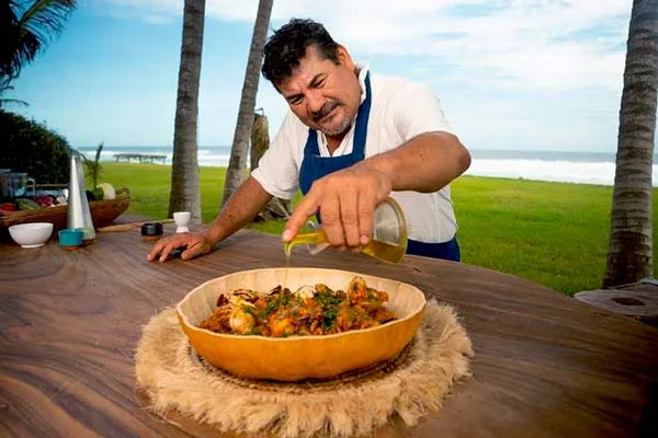 El chef Alex Ruiz da las mejores recetas de mariscos en “Cocina de Mar. Pacífico” de elGourmet