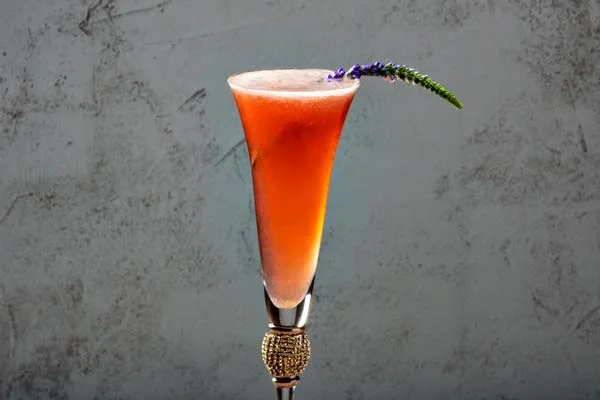Lambrusco Riunite Rosé se une al mes rosa con este cóctel