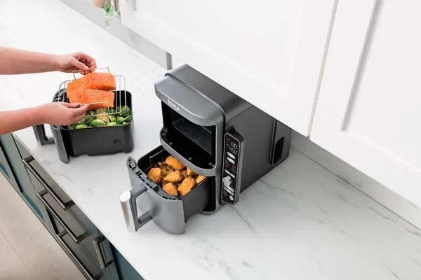 Prepara alimentos simultáneamente con la nueva Freidora de Aire Ninja con Doble Capacidad