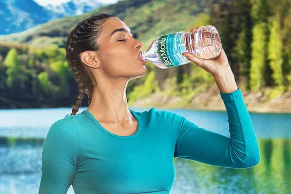 3 beneficios valiosos de tomar agua que te ayudarán a lograr tus propósitos de 2025