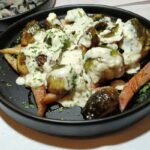 La Barra de al Lado, un rincón poderoso de conservas, vermut y buena compañía 3 Coles de Bruselas con chuleta de cerdo