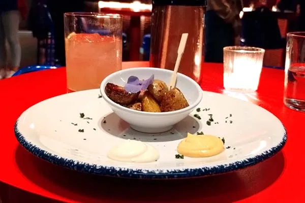 Carmín Bar: Buena coctelería y la mejor mezcla de los 90’s en Coyoacán