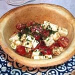 Canasta de jitomates con queso feta