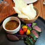 Atún Tataki con chicharrón de arroz