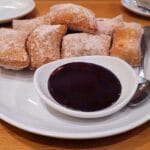Postre Zeppolis con chocolates