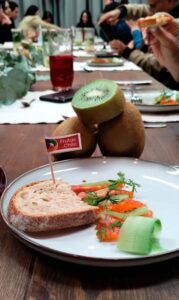 tiradito de salmón y kiwi