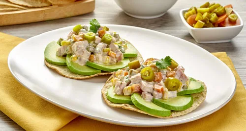 Celebra el Día Internacional del Aguacate con sabor e increíbles recetas 3 Tostadas de aguacate celebración