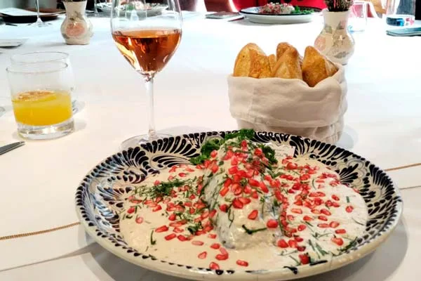 Chile en nogada de Testal: una exquisita versión con carne picada y toques de vino y mezcal