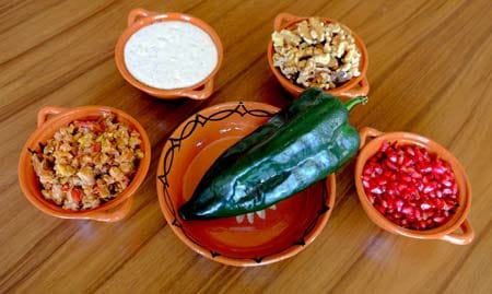 El chile en nogada de 1 kg llega a Don Lázaro, El Viajero para conquistar a miles de comensales 2 ingredientes del chile en nogada