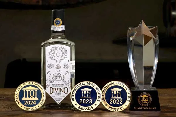 Celebremos el Día Nacional del Mezcal con Mezcal Divino Blanco, campeón internacional
