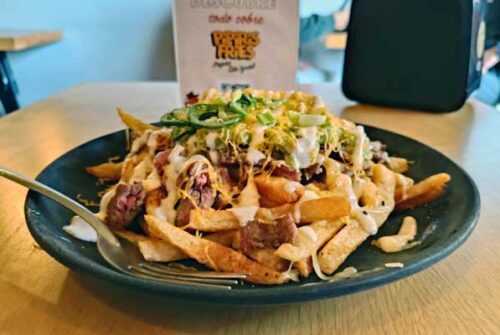 Pipiris Fries celebra cinco años con sabor, tradición… y papas monchosas
