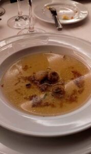 consomé de res al jerez con chochoyotes