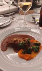 manchamanteles de chamorro de cerdo con cremoso de camote