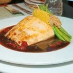 Navidad y Año Nuevo con historia y sabor en Veranda Bistro del legendario Hotel Geneve 2 Salmón cena de año nuevo