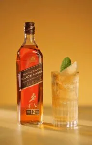 8 cócteles con Johnnie Walker para celebrar el Día Internacional del Whisky Escocés 2 coctel Black Lemonade