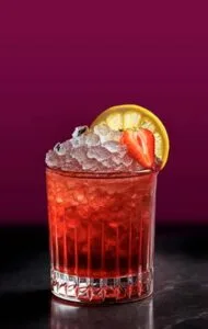 8 cócteles con Johnnie Walker para celebrar el Día Internacional del Whisky Escocés 3 coctel Black Ruby Ramble