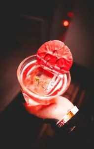 8 cócteles con Johnnie Walker para celebrar el Día Internacional del Whisky Escocés 7 coctel Bloody Ruby