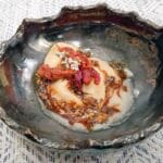 Pasta rellena de requesón con acociles